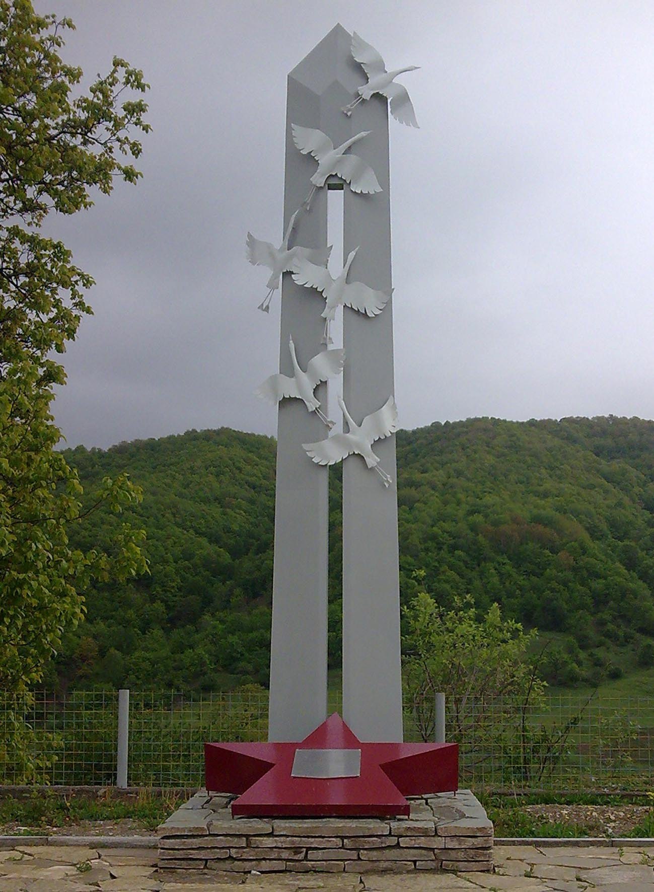 Памятник с. Алмак
